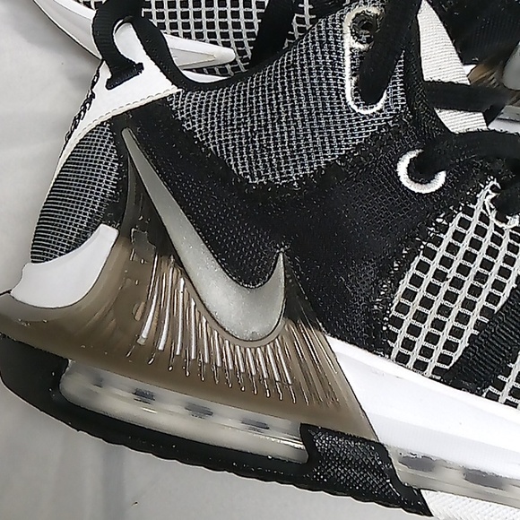 Lebron's..Witness VII..Black  & White..Sz 10 - Picture 4 of 5